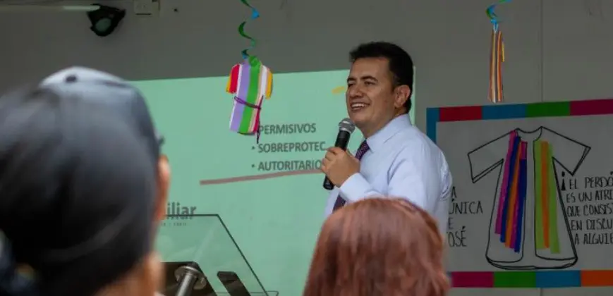 Dr. Alexander Naranjo, conferencista internacional, durante su ponencia en la inauguración de la Escuela de Padres en el Liceo Jesús de Nazareth.