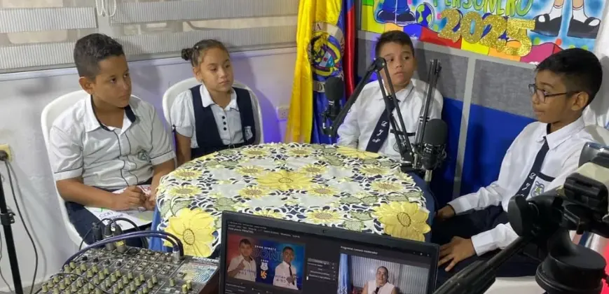 studiantes del Liceo Jesús de Nazareth participando en el debate para la Personería Estudiantil 2025, demostrando liderazgo y compromiso