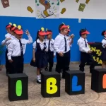 Estudiantes del grado Transición en el Liceo Jesús de Nazareth, formando la palabra 'BIBLIA' con cubos, durante su clase de Ética y Religión