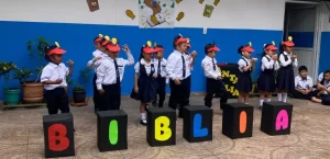 Estudiantes del grado Transición en el Liceo Jesús de Nazareth, formando la palabra 'BIBLIA' con cubos, durante su clase de Ética y Religión