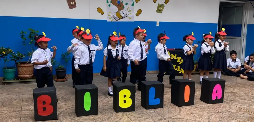 Estudiantes del grado Transición en el Liceo Jesús de Nazareth, formando la palabra 'BIBLIA' con cubos, durante su clase de Ética y Religión