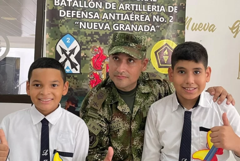 8 de agosto (viernes): Izada de bandera