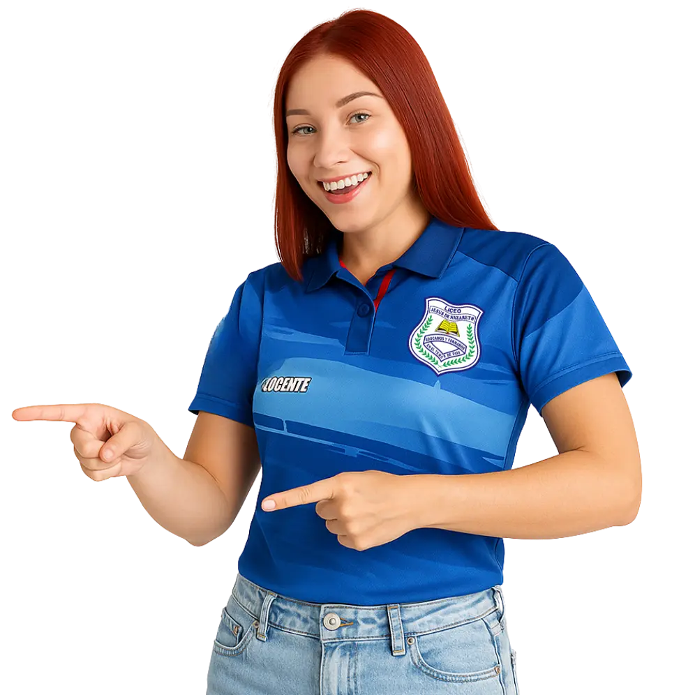 "Profesora del Liceo Jesús de Nazareth con cabello rojizo largo, sonriendo y haciendo gestos con las manos como si estuviera explicando, vistiendo polo azul institucional"