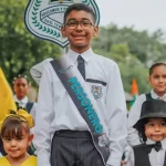 Estudiantes marchando en Barrancabermeja en un evento escolar con motivo de cumpleaños de Barrancabermeja.