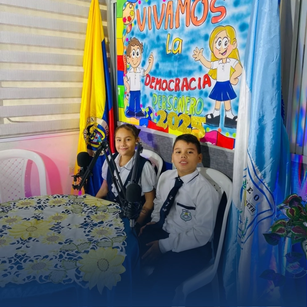 Estudiantes del Liceo Jesús de Nazareth participando como candidatos en una actividad democrática escolar para la elección de personero estudiantil 2025