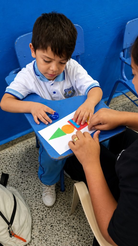 niños realizando actividades didacticas 3