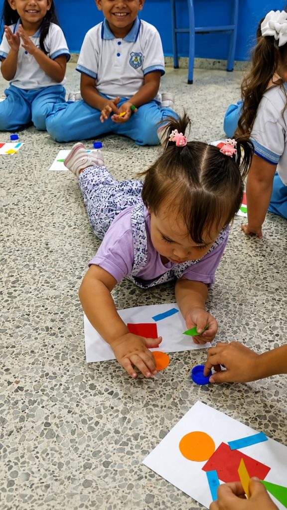 niños realizando actividades didacticas 4