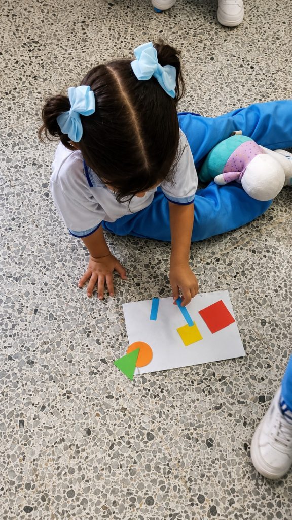 niños realizando actividades didacticas 5