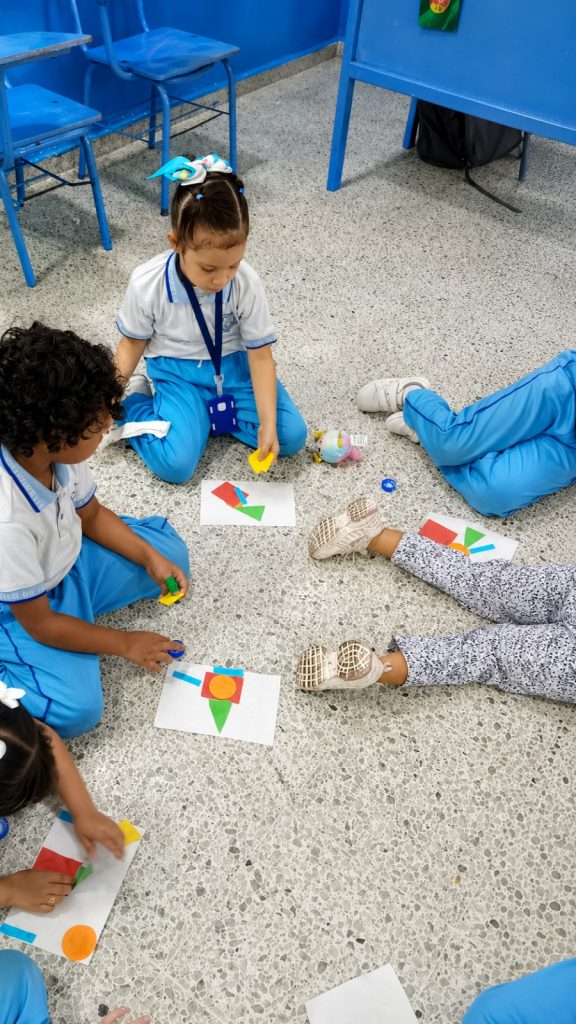 niños realizando actividades didacticas 1