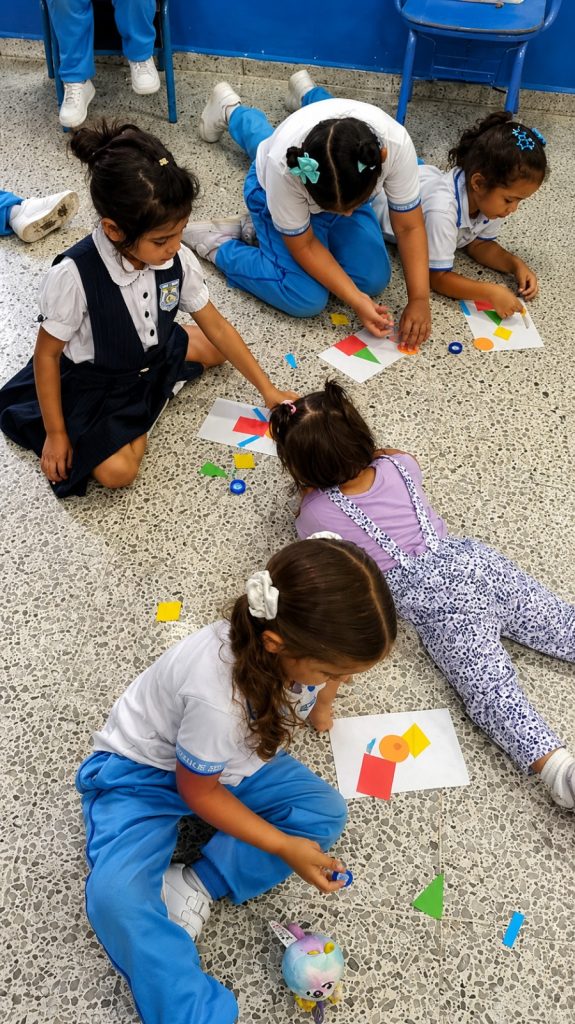 niños realizando actividades didacticas 6