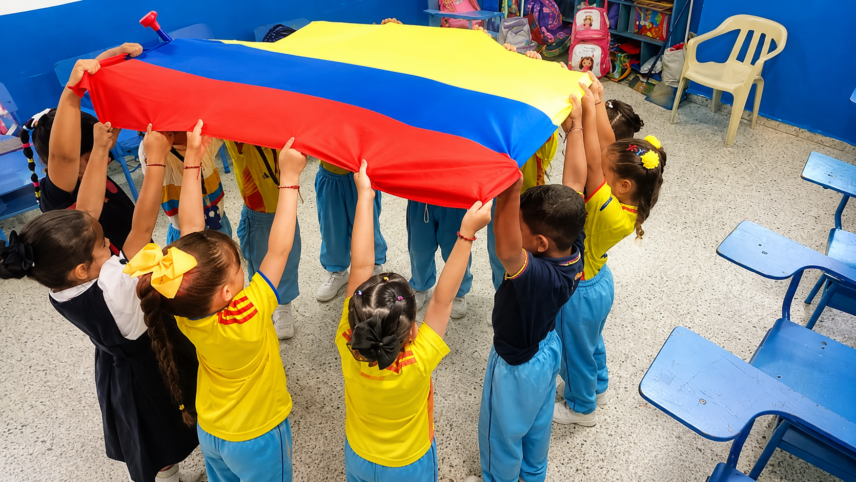 niños hondeando la bandera de colombia